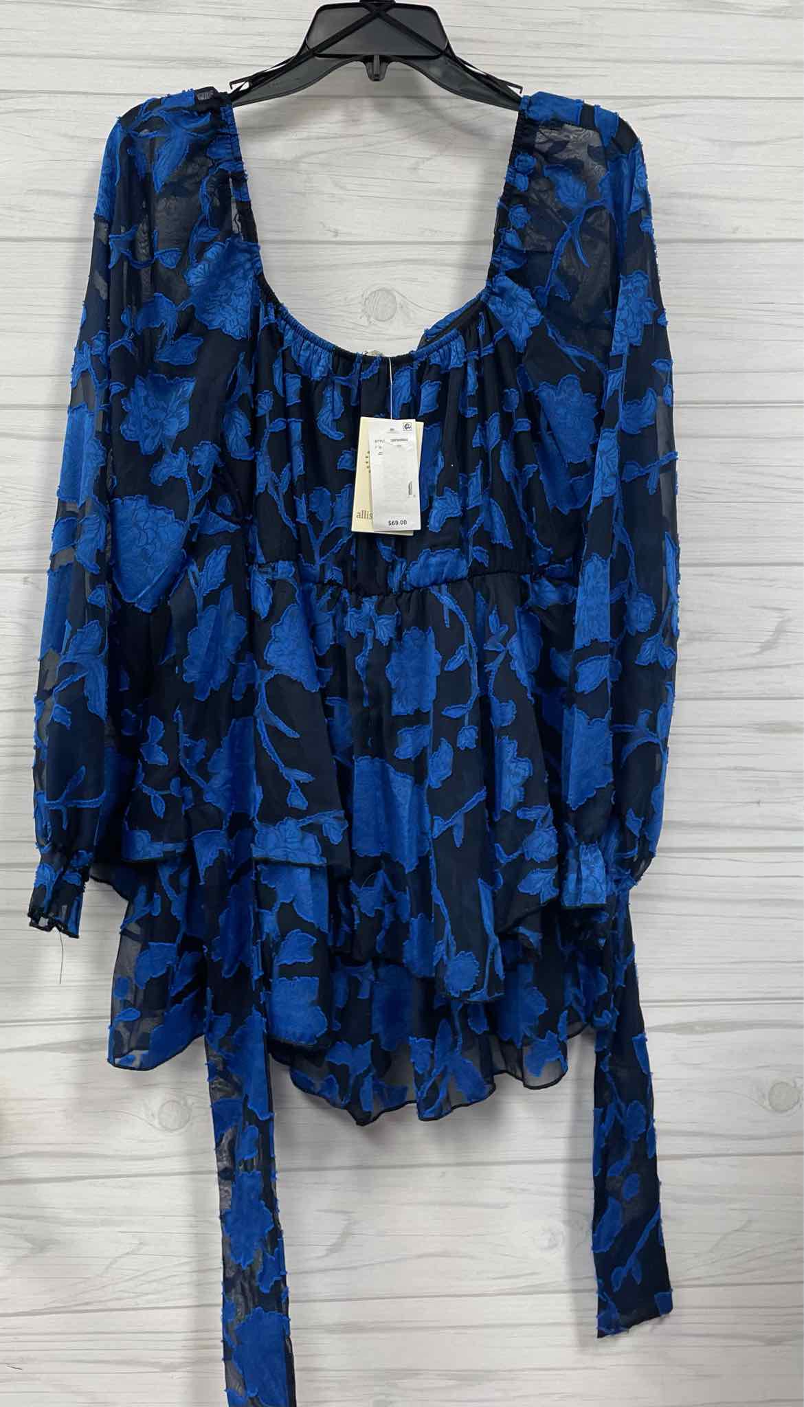 Size L allison + kelly Romper